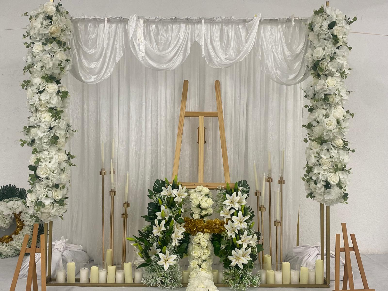 Décoration de deuil avec fleurs et bougies